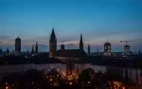 Die Münchner Skyline in der Abenddämmerung mit Fokus auf die städtische Architektur. - Foto: über boerse-global.de