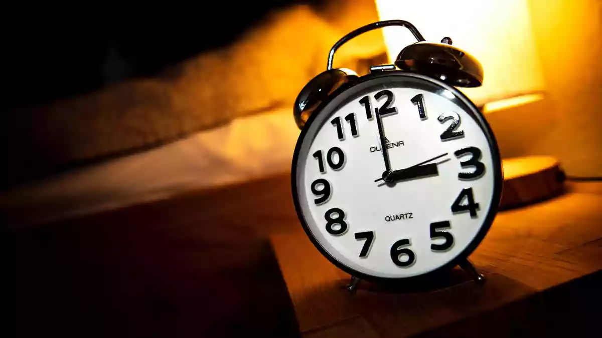 Am Ende der Sommerzeit wie Uhr wird um eine Stunde zurückgestellt. (Symbolbild) - Bild: Sina Schuldt/dpa