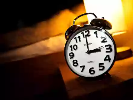 Am Ende der Sommerzeit wie Uhr wird um eine Stunde zurückgestellt. (Symbolbild) - Foto: Sina Schuldt/dpa