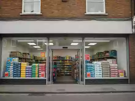 Fassade eines Discounters in einer britischen Einkaufsstraße bei Tageslicht. - Foto: über boerse-global.de