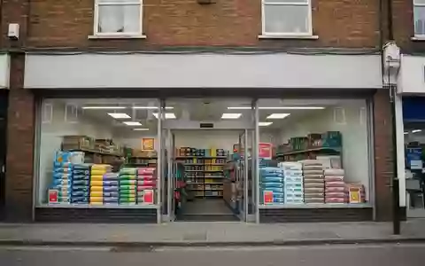 Fassade eines Discounters in einer britischen Einkaufsstraße bei Tageslicht. - Foto: über boerse-global.de