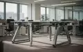 Ein stabiler, höhenverstellbarer Schreibtisch mit vier Beinen in einem modernen Büro. - Foto: über boerse-global.de
