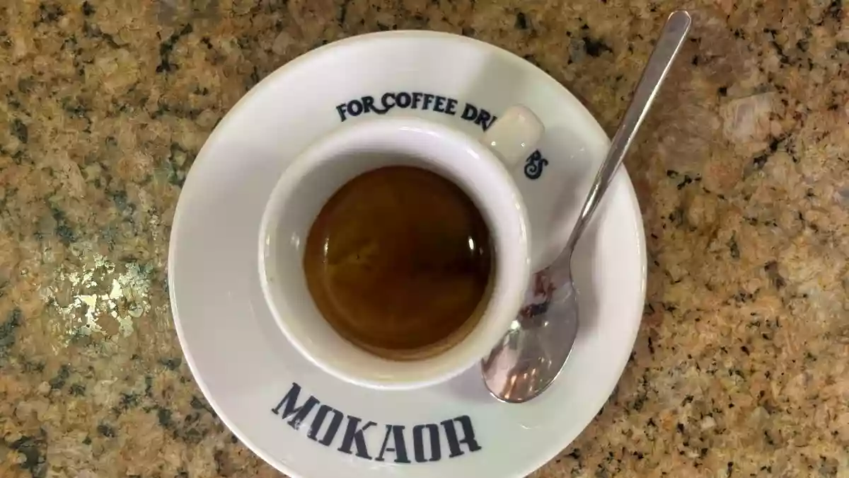 Der Preis für eine «tazzina di caffè» ist hier seit einem Vierteljahrhundert unverändert. - Bild: Christoph Sator/dpa