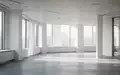 Ein heller, leerer Büroraum mit großen Fenstern und natürlichem Tageslicht, der eine ruhige und offene Atmosphäre vermittelt. - Foto: über boerse-global.de