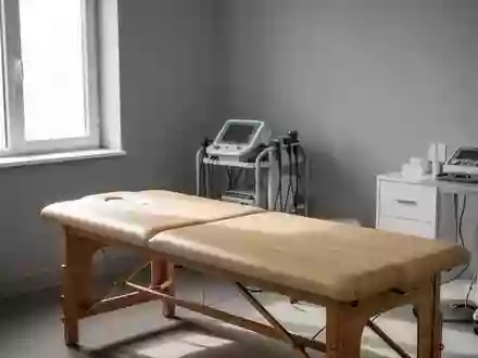 Ein minimalistisch eingerichteter Behandlungsraum in einer Physiotherapiepraxis mit einer Untersuchungsliege. - Foto: über boerse-global.de