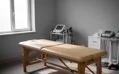 Ein minimalistisch eingerichteter Behandlungsraum in einer Physiotherapiepraxis mit einer Untersuchungsliege. - Foto: über boerse-global.de