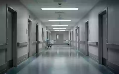 Ein heller, steriler Klinikflur mit glatten Oberflächen und dezenter Beleuchtung in einer modernen medizinischen Einrichtung. - Foto: über boerse-global.de