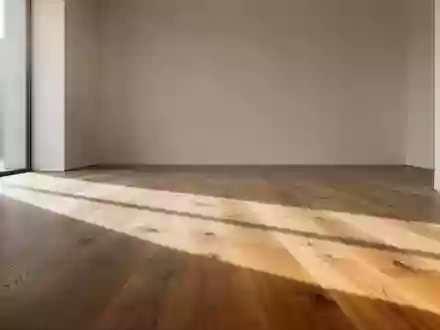 Ein heller, minimalistischer Raum mit einem glatten Holzboden in sanftem Tageslicht. - Foto: über boerse-global.de
