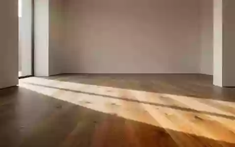 Ein heller, minimalistischer Raum mit einem glatten Holzboden in sanftem Tageslicht. - Foto: über boerse-global.de