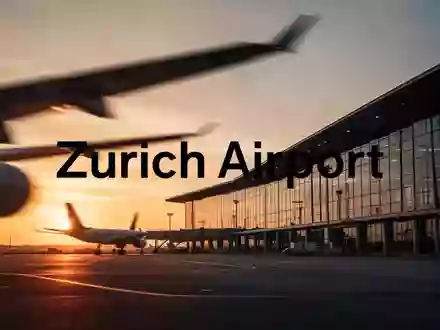 Moderne Flughafenterminals und Flugzeugflügel im goldenen Licht der Abendsonne. - Foto: über boerse-global.de