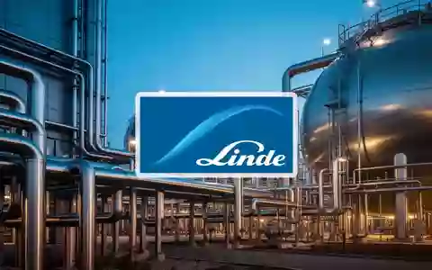 Moderne Industrieanlage mit Edelstahlrohren in abendlichem Licht als Symbol für den Gase- und Chemiesektor. - Foto: über boerse-global.de