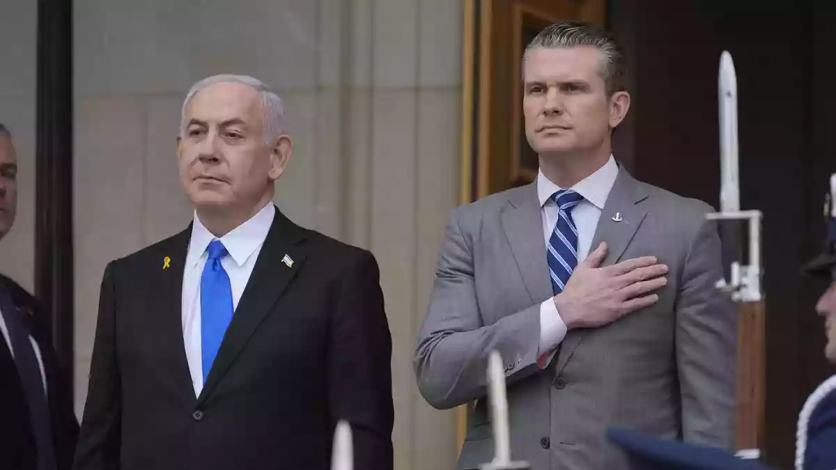 US-Verteidigungsminister Pete Hegseth (r) mit Israels Ministerpräsidenten Benjamin Netanjahu bei einem früheren Treffen. (Archivbild) - Bild: Manuel Balce Ceneta/AP/dpa