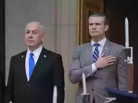 US-Verteidigungsminister Pete Hegseth (r) mit Israels Ministerpräsidenten Benjamin Netanjahu bei einem früheren Treffen. (Archivbild) - Foto: Manuel Balce Ceneta/AP/dpa