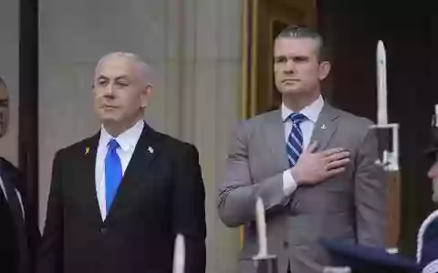 US-Verteidigungsminister Pete Hegseth (r) mit Israels Ministerpräsidenten Benjamin Netanjahu bei einem früheren Treffen. (Archivbild) - Foto: Manuel Balce Ceneta/AP/dpa