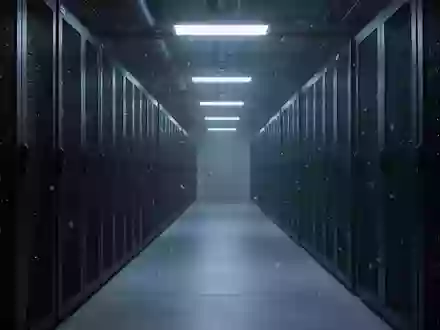 Ein dunkler, industriell gestalteter Flur mit Server-Racks in einem Rechenzentrum. - Foto: über boerse-global.de