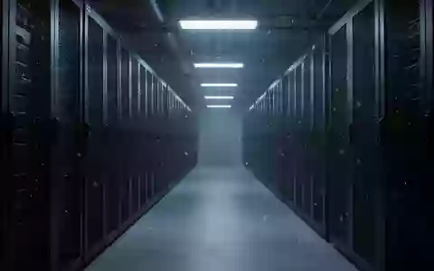 Ein dunkler, industriell gestalteter Flur mit Server-Racks in einem Rechenzentrum. - Foto: über boerse-global.de