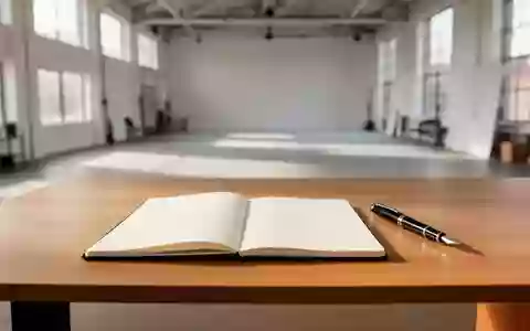 Ein minimalistischer Schreibtisch mit einem leeren Notizbuch und einem Füllfederhalter in einem hellen, aufgeräumten Studio. - Foto: über boerse-global.de