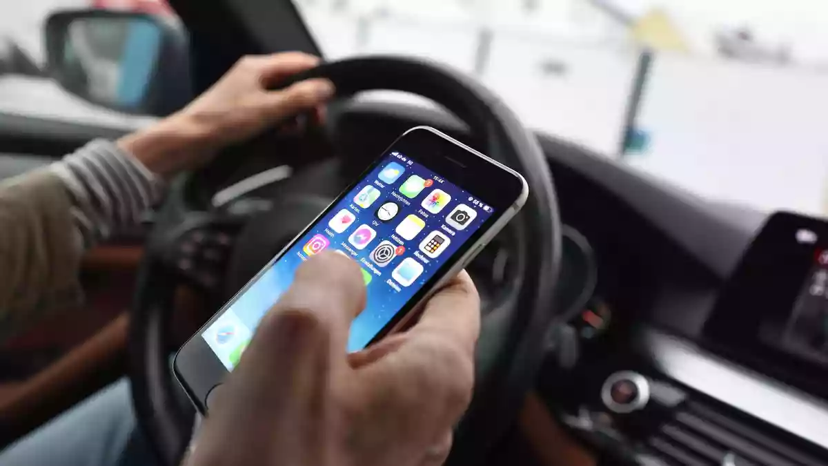 Sorgt für Ablenkung beim Fahren und dadurch immer wieder für Unfälle: das Smartphone am Steuer. (Illustration) - Bild: Karl-Josef Hildenbrand/dpa