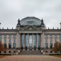 Die Kuppel des Reichstagsgebäudes vor einem bewölkten Himmel in Berlin. - Foto: über boerse-global.de