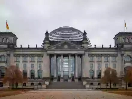 Die Kuppel des ReichstagsgebĂ€udes vor einem bewölkten Himmel in Berlin. - Foto: ĂŒber boerse-global.de