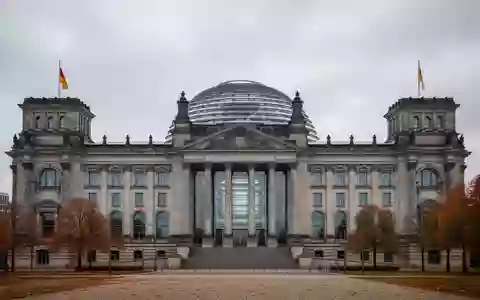 Die Kuppel des Reichstagsgebäudes vor einem bewölkten Himmel in Berlin. - Foto: über boerse-global.de