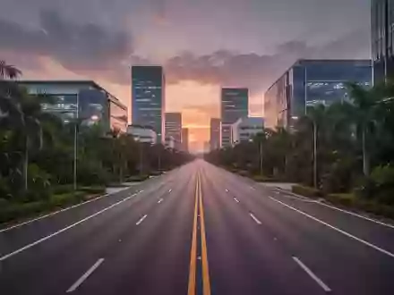 Eine moderne, leere Asphaltstraße in einem Technologiepark in Cyberjaya bei Dämmerung, umgeben von tropischer Vegetation. - Foto: über boerse-global.de