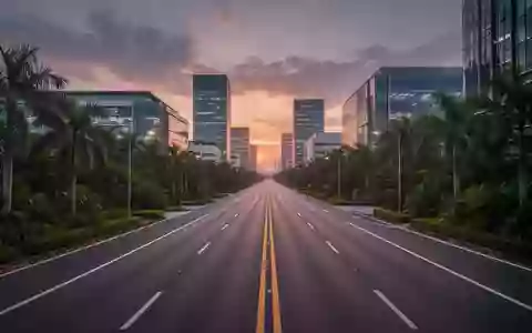 Eine moderne, leere Asphaltstraße in einem Technologiepark in Cyberjaya bei Dämmerung, umgeben von tropischer Vegetation. - Foto: über boerse-global.de