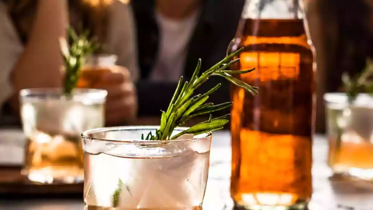 Mehr junge Menschen trinken regelmäßig Saft und alkoholfreie Cocktails / Wöchentlicher Alkoholkonsum von Jugendlichen erreicht historischen Tiefstand - Bild: presseportal.de