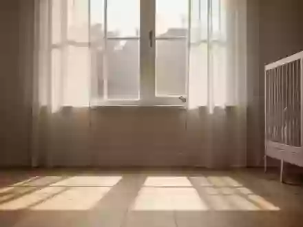 Sanfter Lichteinfall durch ein Fenster in einen hellen Raum, symbolisiert Tageslicht und Vitamin-D-Synthese. - Foto: über boerse-global.de