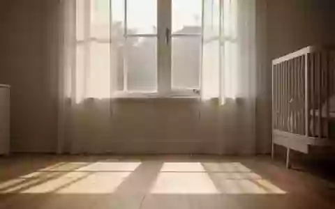Sanfter Lichteinfall durch ein Fenster in einen hellen Raum, symbolisiert Tageslicht und Vitamin-D-Synthese. - Foto: über boerse-global.de