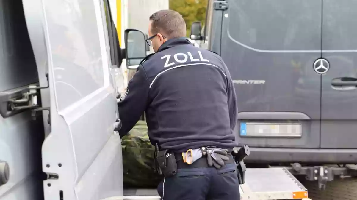 HZA-MS: Zoll entdeckt Lachgaskartuschen in verlassenem Transporter / Zwei Personen flüchten bei Zollkontrolle im Kreis Steinfurt - Staatsanwaltschaft Osnabrück leitet weitere Ermittlungen - Bild: presseportal.de