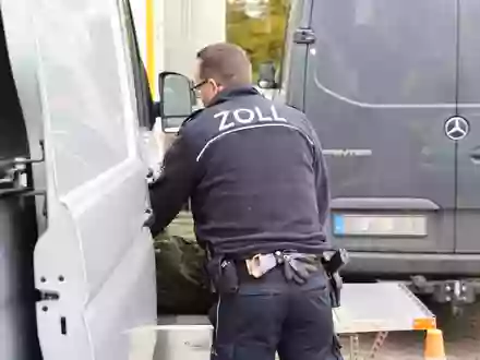 HZA-MS: Zoll entdeckt Lachgaskartuschen in verlassenem Transporter / Zwei Personen flüchten bei Zollkontrolle im Kreis Steinfurt - Staatsanwaltschaft Osnabrück leitet weitere Ermittlungen - Foto: presseportal.de