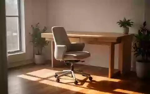 Ein aufgeräumter, minimalistischer Arbeitsplatz in einem hellen Raum mit einem ergonomischen Stuhl und einem Holztisch. - Foto: über boerse-global.de