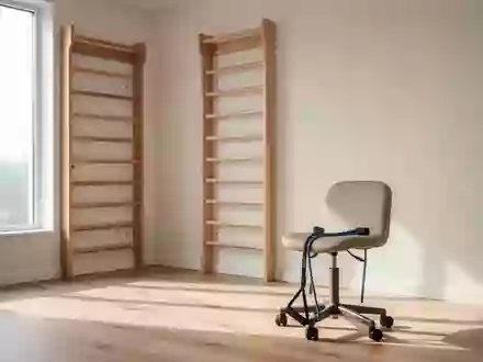 Ein heller, minimalistischer Physiotherapieraum mit einer Sprossenwand aus Holz und einem Widerstandsband auf einem Hocker. - Foto: über boerse-global.de
