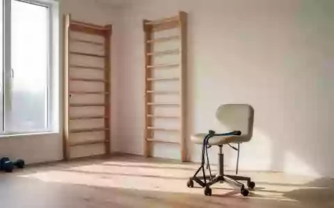 Ein heller, minimalistischer Physiotherapieraum mit einer Sprossenwand aus Holz und einem Widerstandsband auf einem Hocker. - Foto: über boerse-global.de