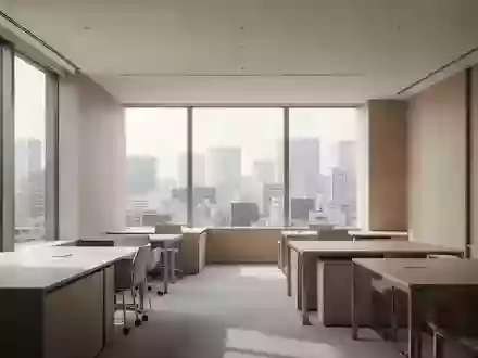 Ein minimalistisch gestalteter, heller Büroraum mit klaren Linien und natürlichem Lichteinfall in einer modernen Arbeitsumgebung. - Foto: über boerse-global.de