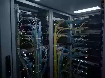 Ein moderner, aufgeräumter Serverraum mit leuchtenden Status-LEDs und geordneten Datenleitungen in einer kühlen Umgebung. - Foto: über boerse-global.de