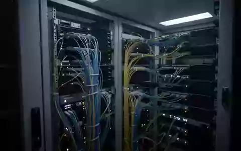 Ein moderner, aufgeräumter Serverraum mit leuchtenden Status-LEDs und geordneten Datenleitungen in einer kühlen Umgebung. - Foto: über boerse-global.de