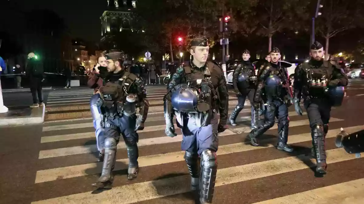 Eine verstärkte Polizeipräsenz sorgte dafür, dass die Nacht in französischen Städten ruhig verlief. - Bild: -/Kyodo/dpa
