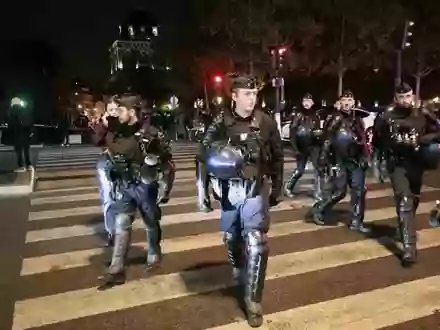 Eine verstärkte Polizeipräsenz sorgte dafür, dass die Nacht in französischen Städten ruhig verlief. - Foto: -/Kyodo/dpa