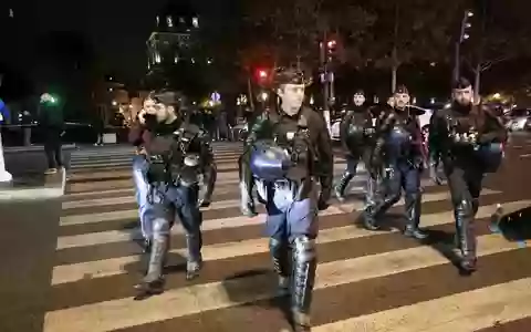 Eine verstärkte Polizeipräsenz sorgte dafür, dass die Nacht in französischen Städten ruhig verlief. - Foto: -/Kyodo/dpa