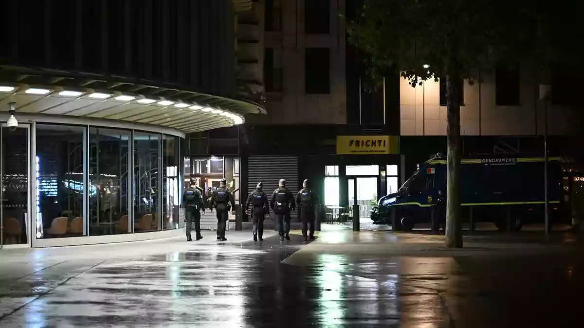 Die Polizei wachte mit einem Großaufgebot über die Einhaltung nächtlicher Beschränkungen in französischen Städten. - Bild: Emma Da Silva/AP/dpa