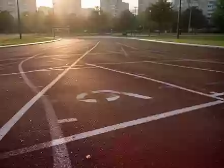 Eine leere Laufbahn in einem Park bei Sonnenuntergang als Symbol für körperliche Aktivität und Herzgesundheit. - Foto: über boerse-global.de