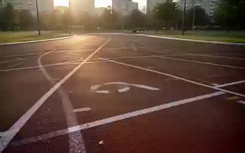 Eine leere Laufbahn in einem Park bei Sonnenuntergang als Symbol für körperliche Aktivität und Herzgesundheit. - Foto: über boerse-global.de
