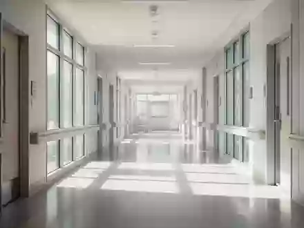 Ein heller, moderner Klinikflur mit Tageslichteinfall und minimalistischer Architektur. - Foto: über boerse-global.de