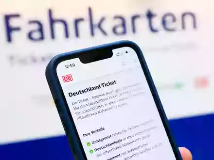 Kommt bald die kleine Schwester des Deutschlandtickets? (lllustration) - Foto: Julian Stratenschulte/dpa