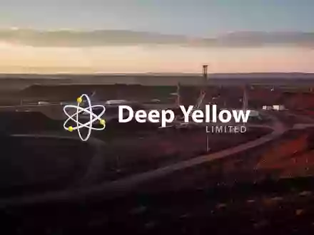 Weite, industrielle Bergbau-Landschaft bei Sonnenaufgang als Symbol für den Uransektor. - Foto: über boerse-global.de