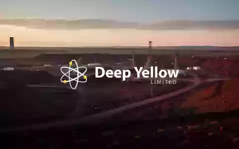 Weite, industrielle Bergbau-Landschaft bei Sonnenaufgang als Symbol für den Uransektor. - Foto: über boerse-global.de