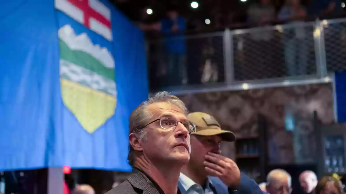 Anhänger des «Alberta Prosperity Project» verfolgen, wie die Ergebnisse des Referendums nach und nach bekanntgegeben werden. - Bild: John Ulan/The Canadian Press/AP/dpa