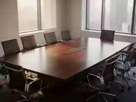 Ein leerer, moderner Konferenzraum mit einem polierten Holztisch in natürlichem Tageslicht. - Foto: über boerse-global.de